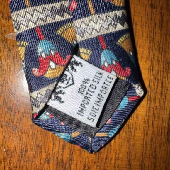 METROPOLITAN MUSEUM of ART 100% Silk Tie Navy with Yellow Red Patterned Tassels - Picture 5 of 6